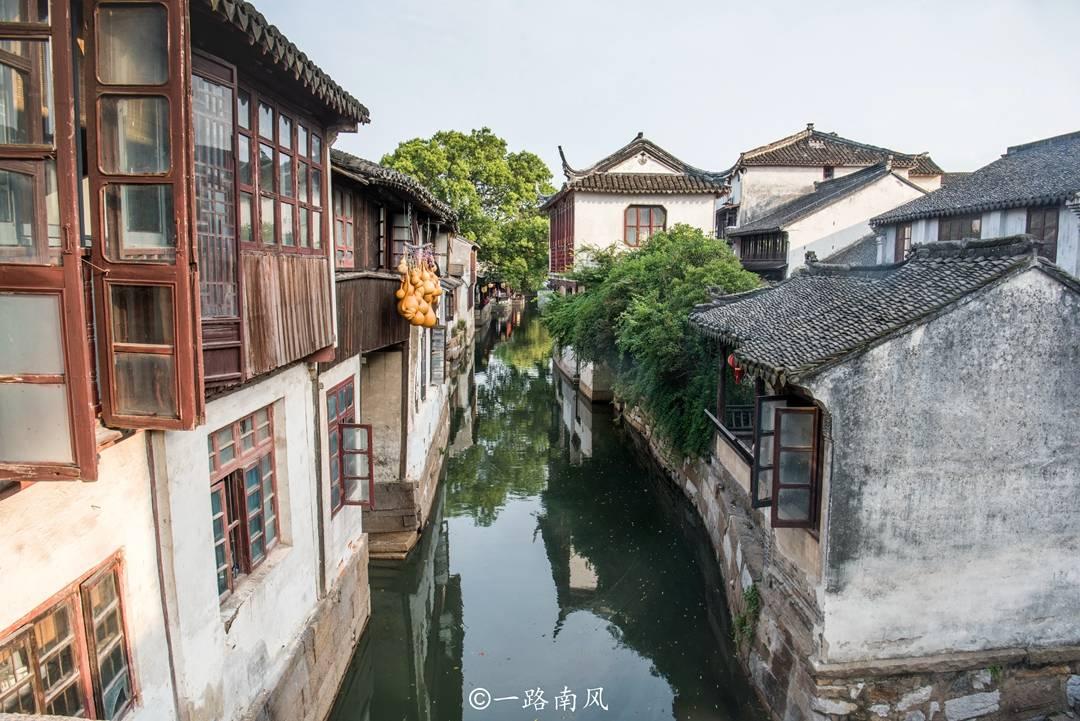 救援矮小的女孩